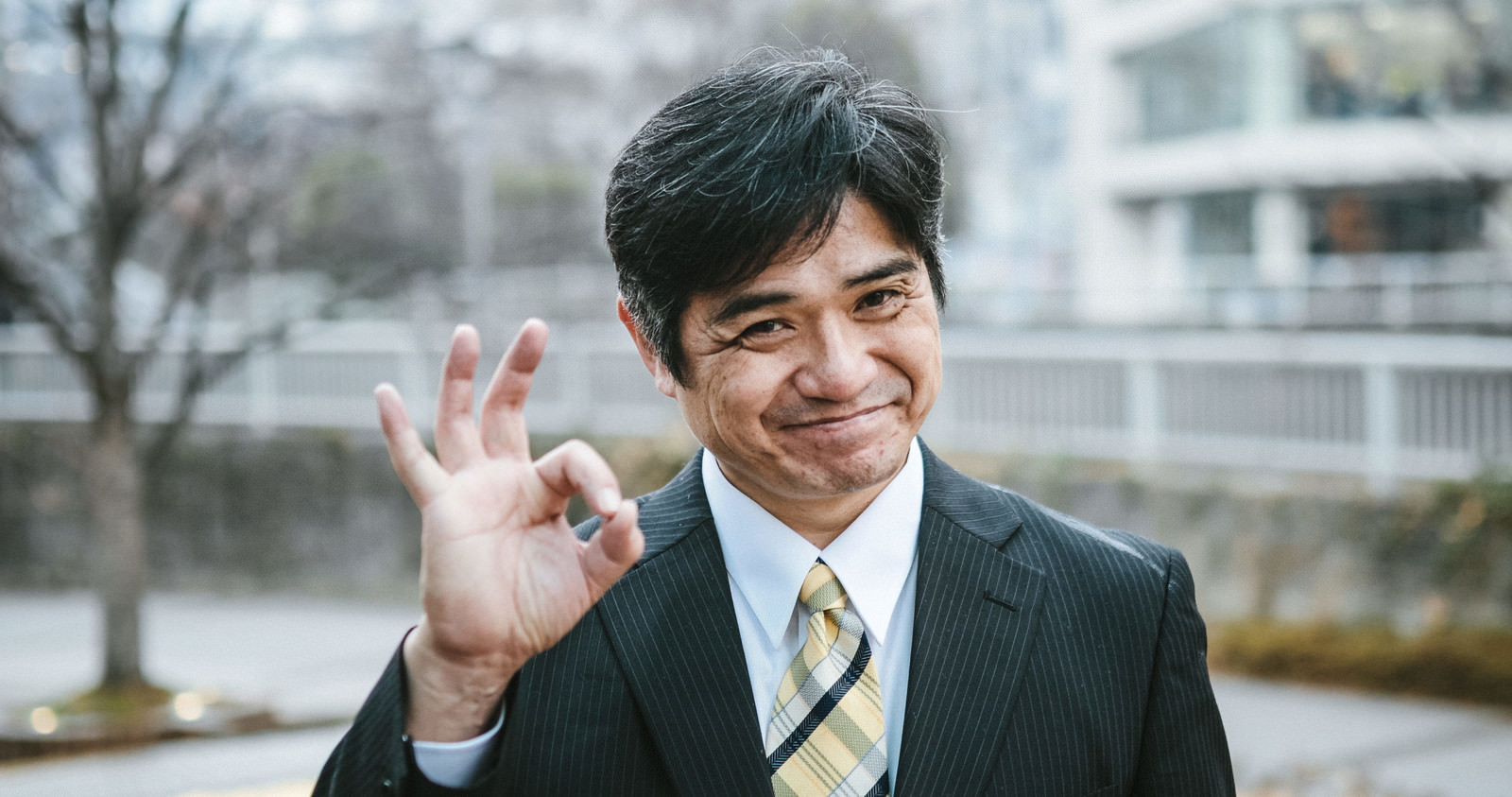 上司に業務報告をしている、ひとり総務担当者のイメージ画像。